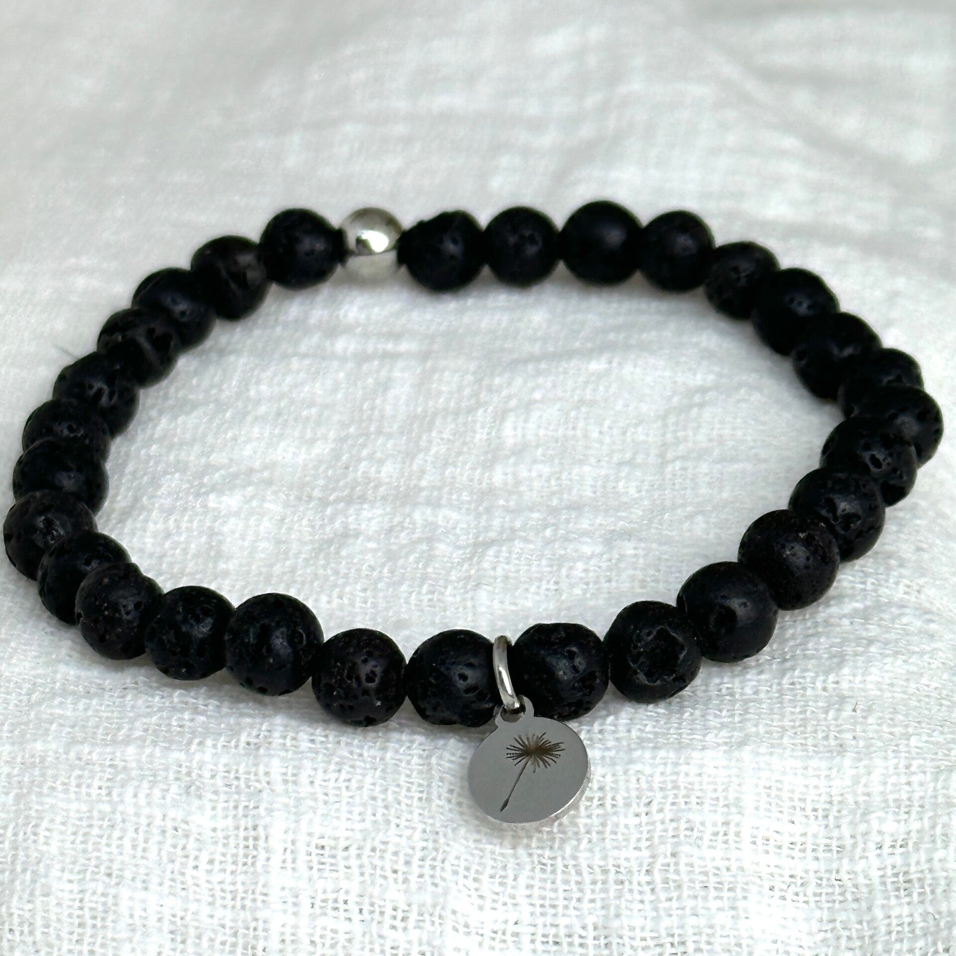 Rouwbandje Lavasteen (6 mm) – rouw armbandje met bedel