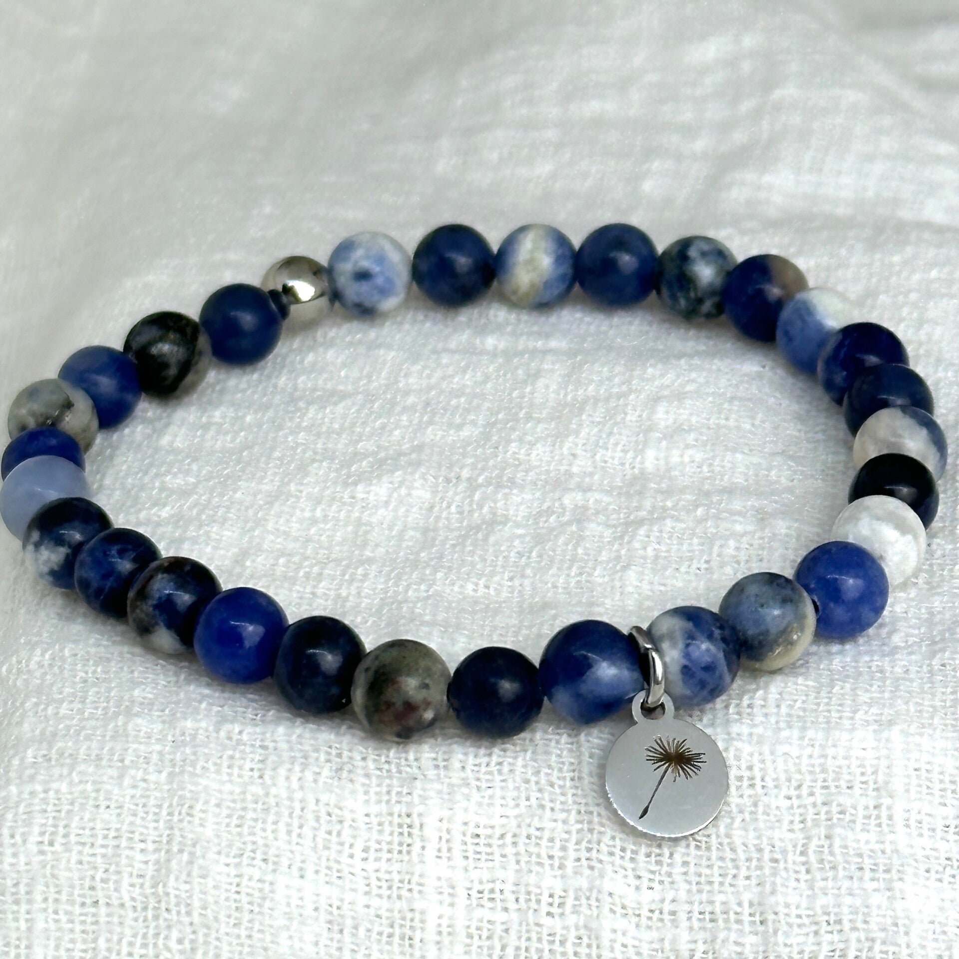 Rouwbandje Sodaliet (6 mm) – rouw armbandje met bedel