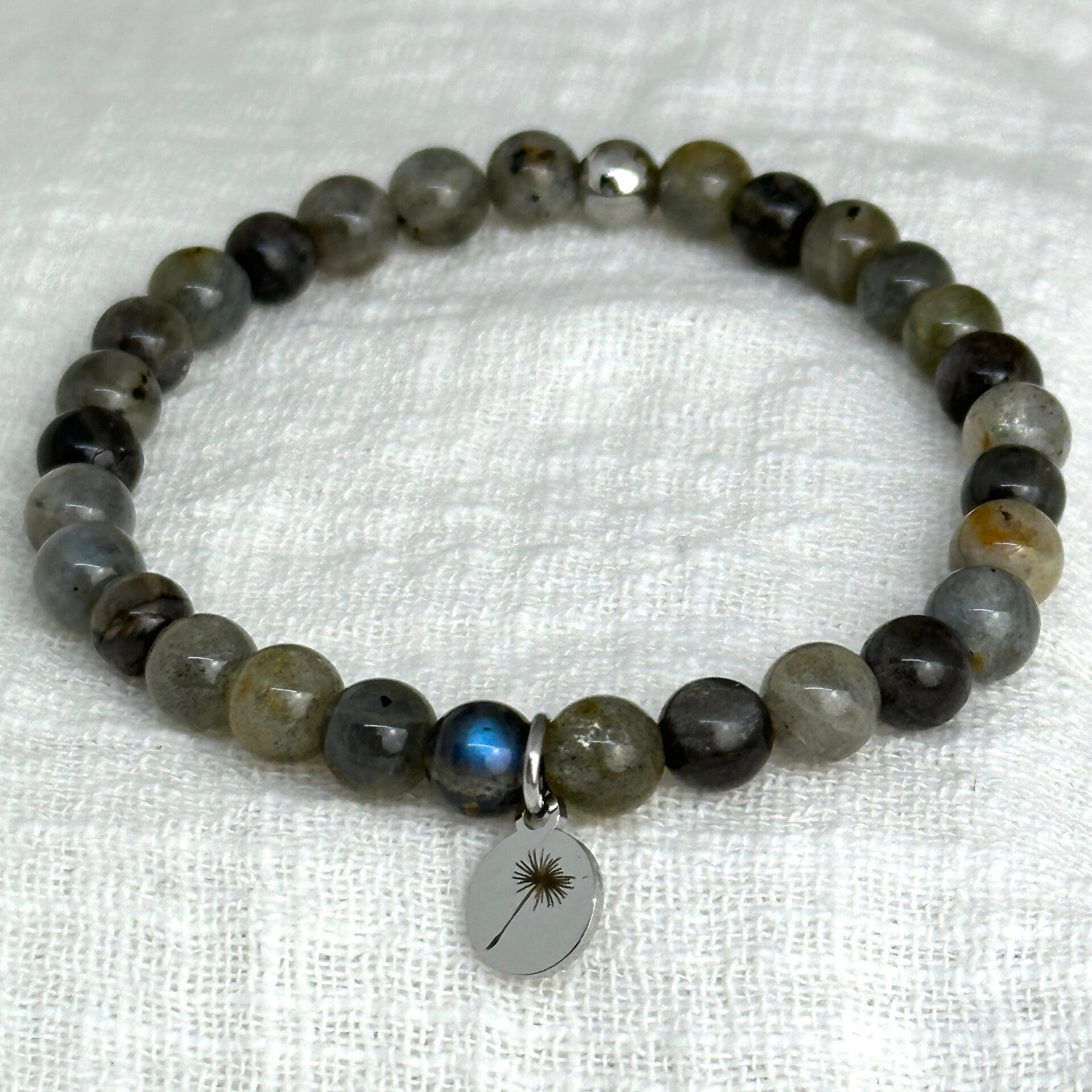 Rouwbandje Labradoriet (6 mm) – herdenkingssieraad met bedel