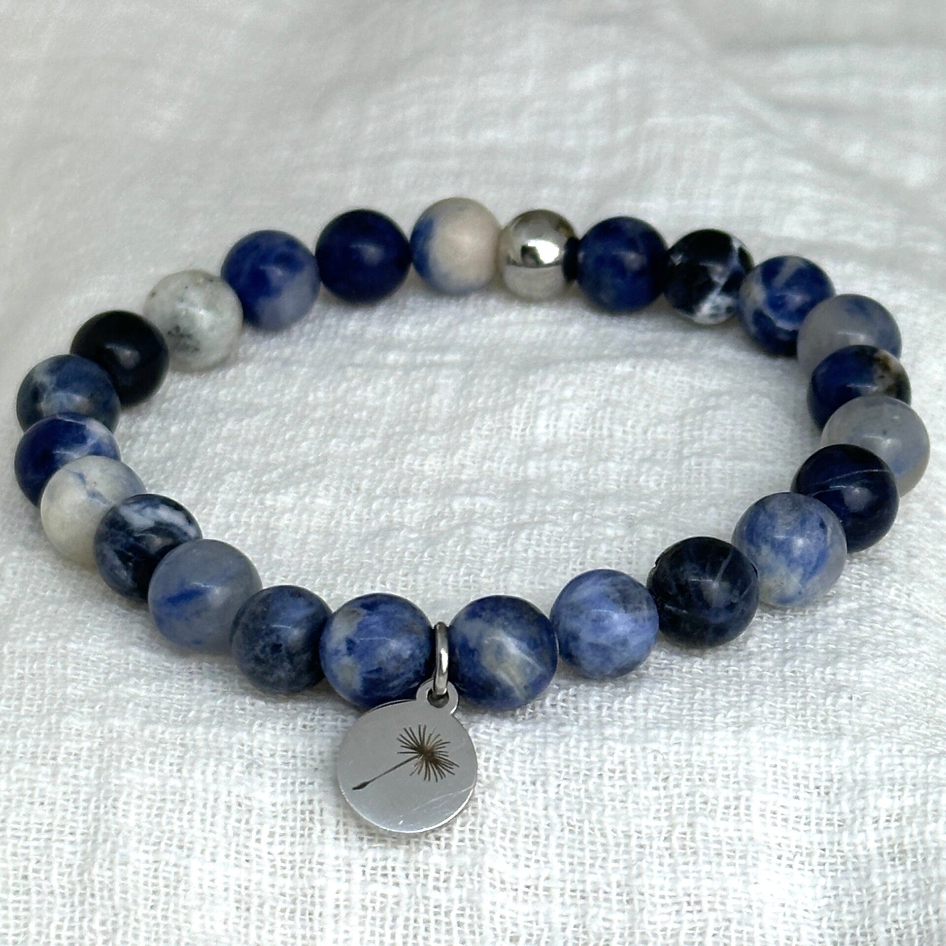 Rouwbandje Sodaliet (8 mm) – rouw armbandje met bedel