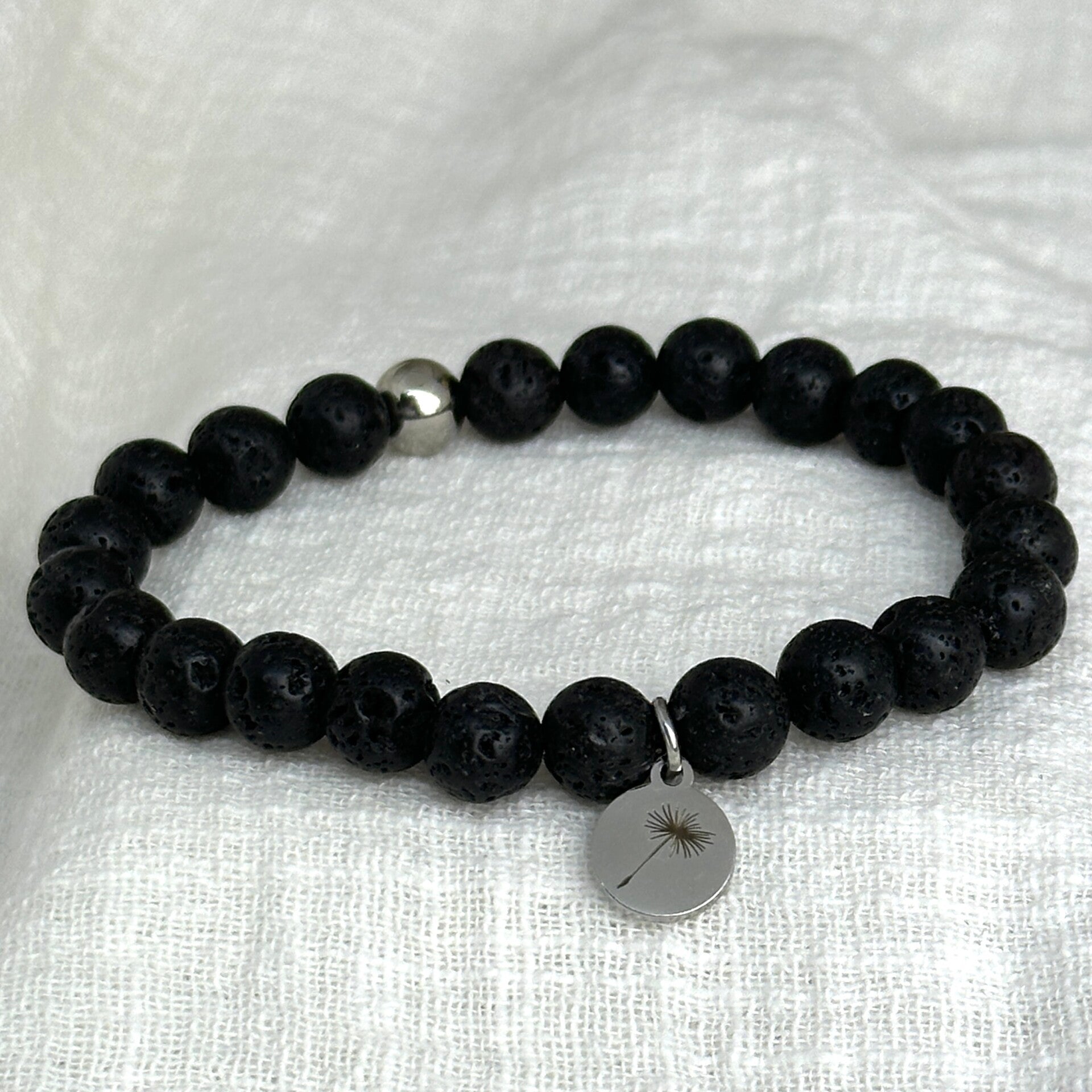 Rouwbandje Lavasteen (8 mm) – rouw armbandje met bedel