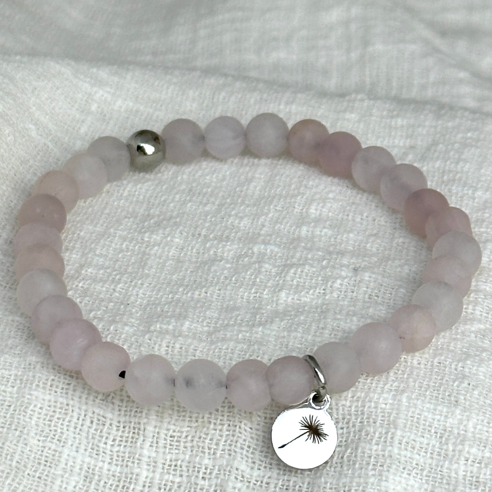 Rouwbandje Rozenkwarts Mat (6 mm) – rouw armbandje met bedel