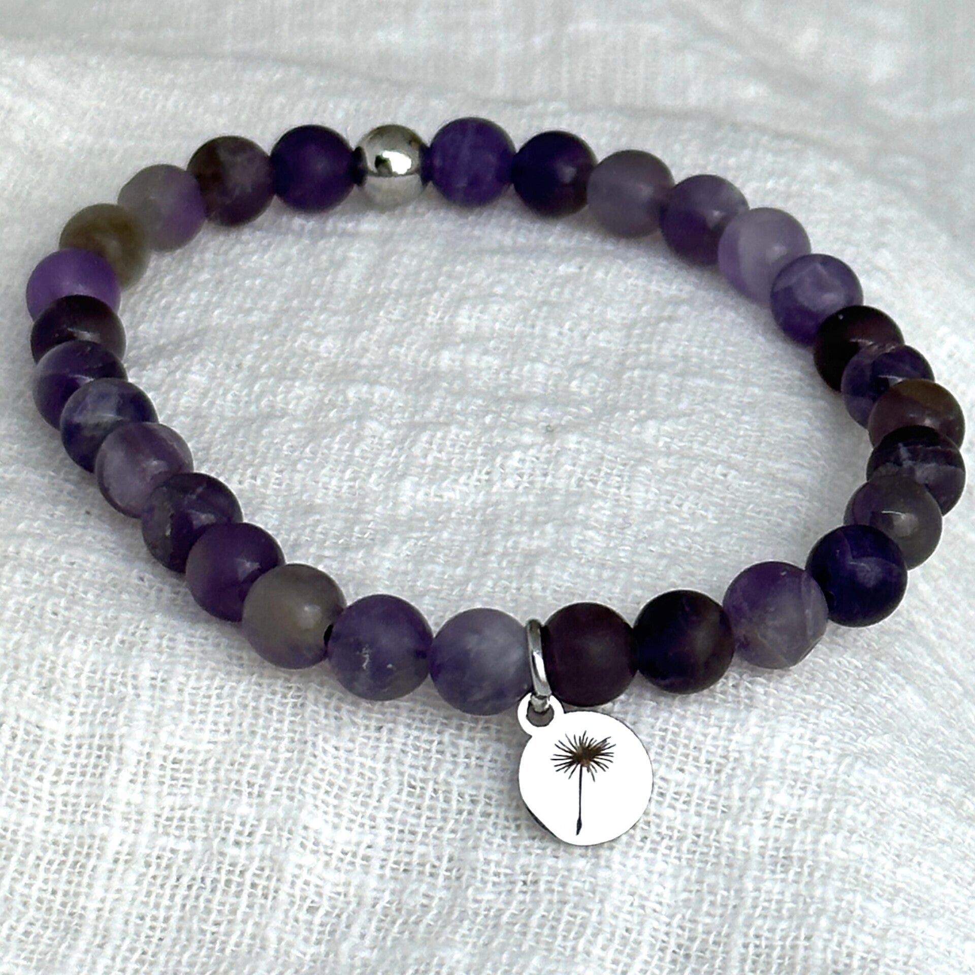 Rouwbandje Amethist Mat (6 mm) – rouw armbandje met bedel