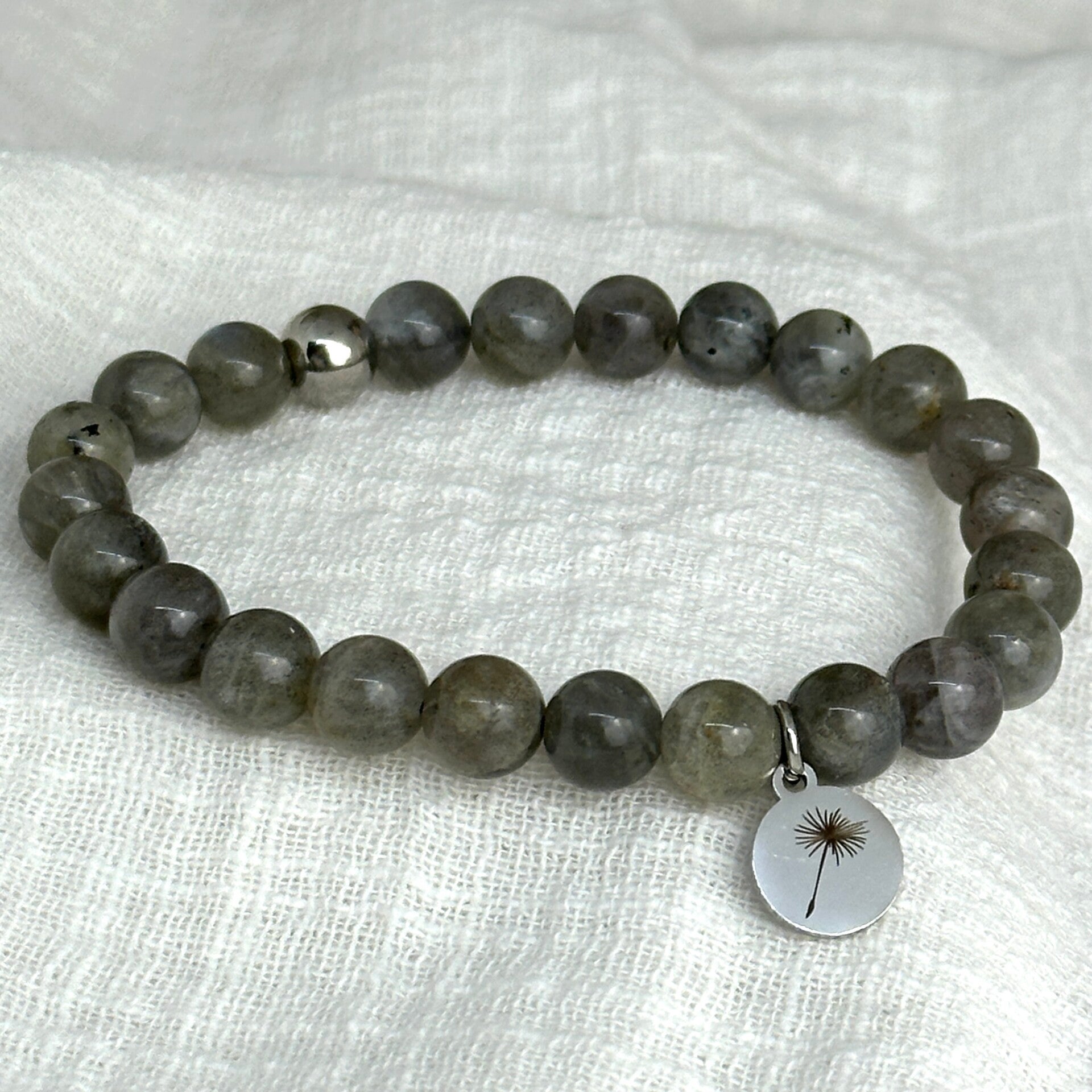 Rouwbandje Labradoriet (8 mm) – rouw armbandje met bedel