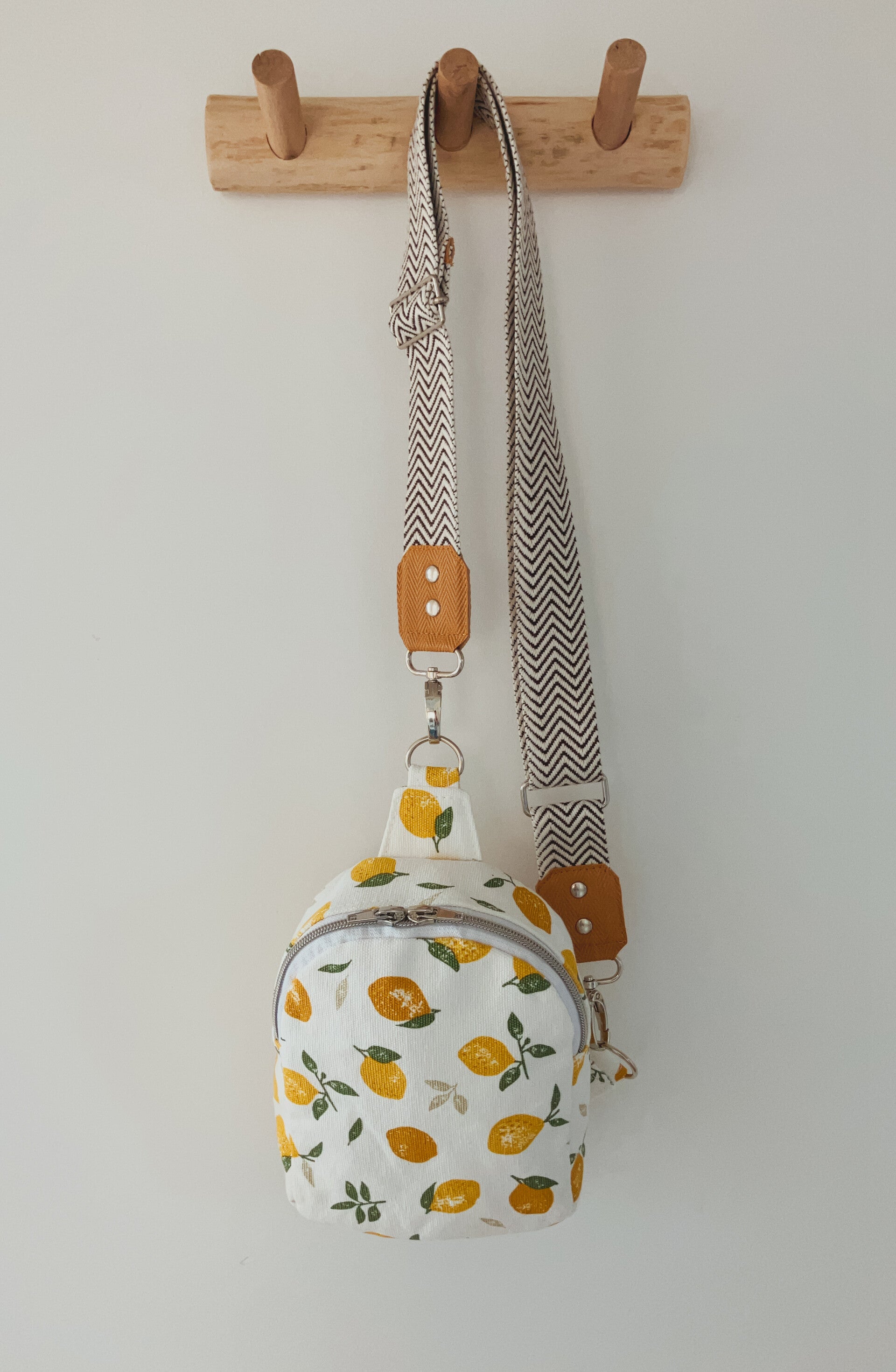 Kleine Sling Bag – Handgefertigt aus weißem Canvas mit Zitronen | Einzigartige Mav Pack