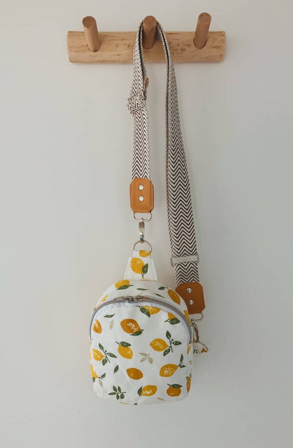 Kleine Sling Bag – Handgefertigt aus weißem Canvas mit Zitronen | Einzigartige Mav Pack