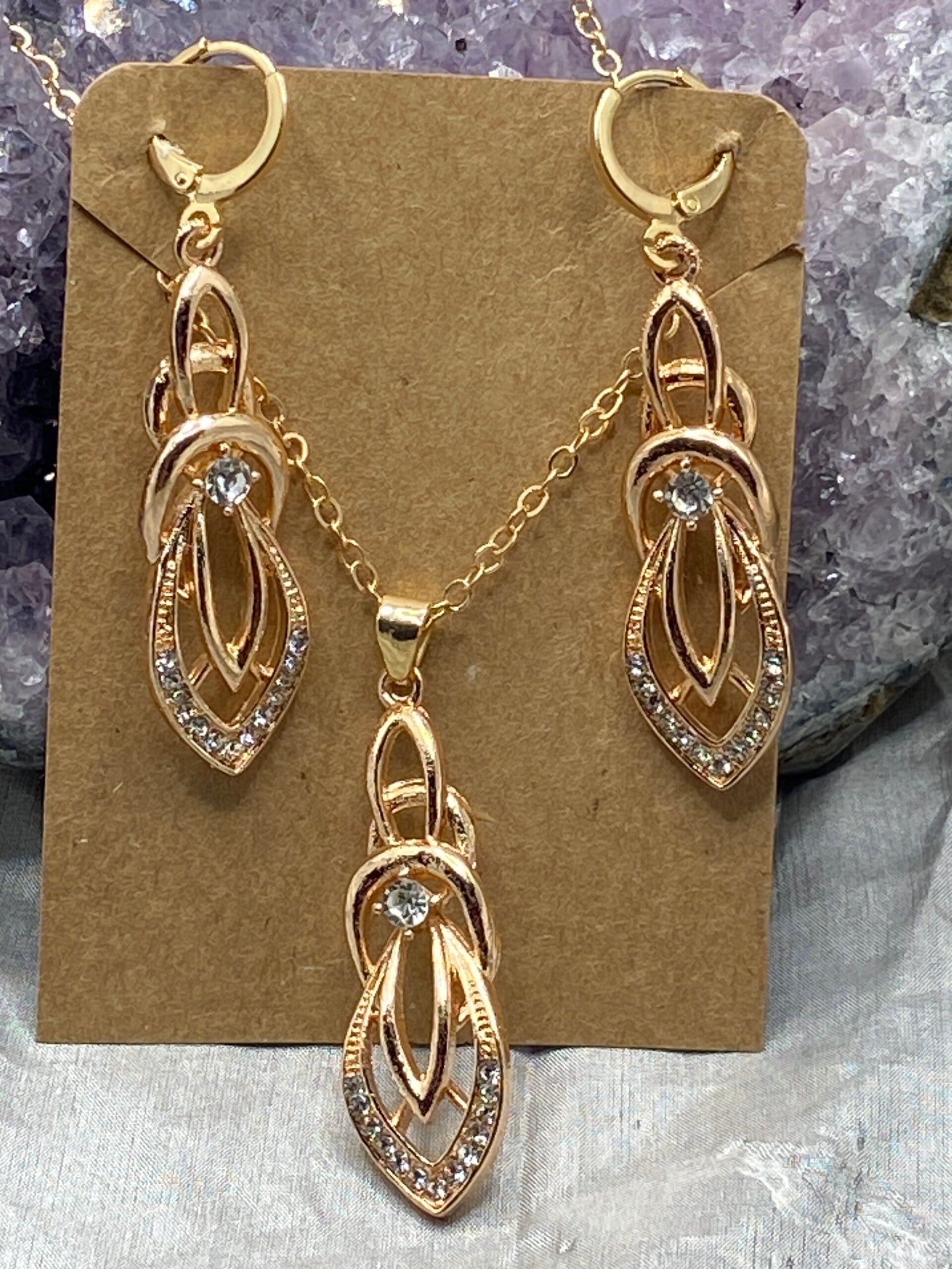 Ensemble collier et pendentif et ses boucles d’oreille