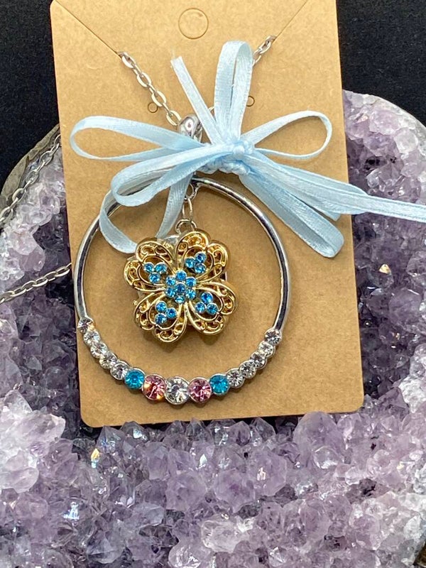 Pendentif trèfle et sa chaîne en argent