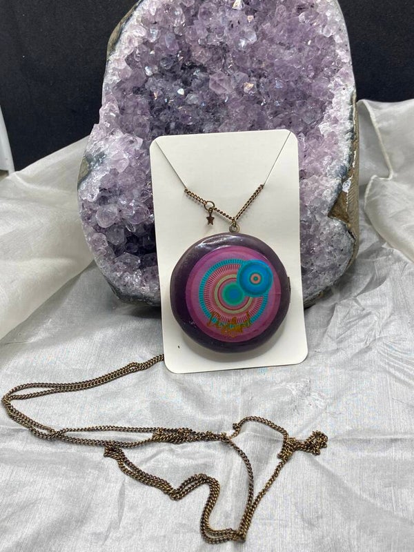 Sautoir désigual qui s’ouvre