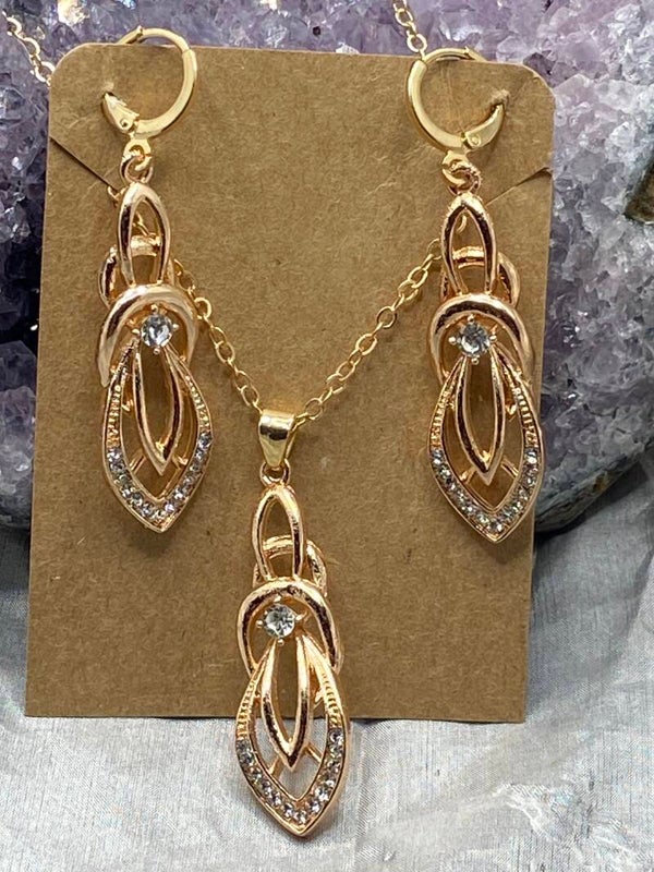 Ensemble collier et pendentif et ses boucles d’oreille