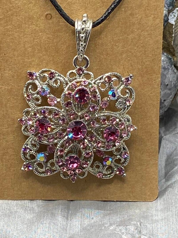 Collier avec un pendentif carré strass roses