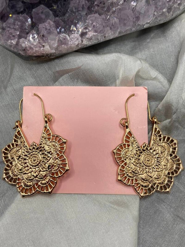 Boucles dentelées dorées forme fleur