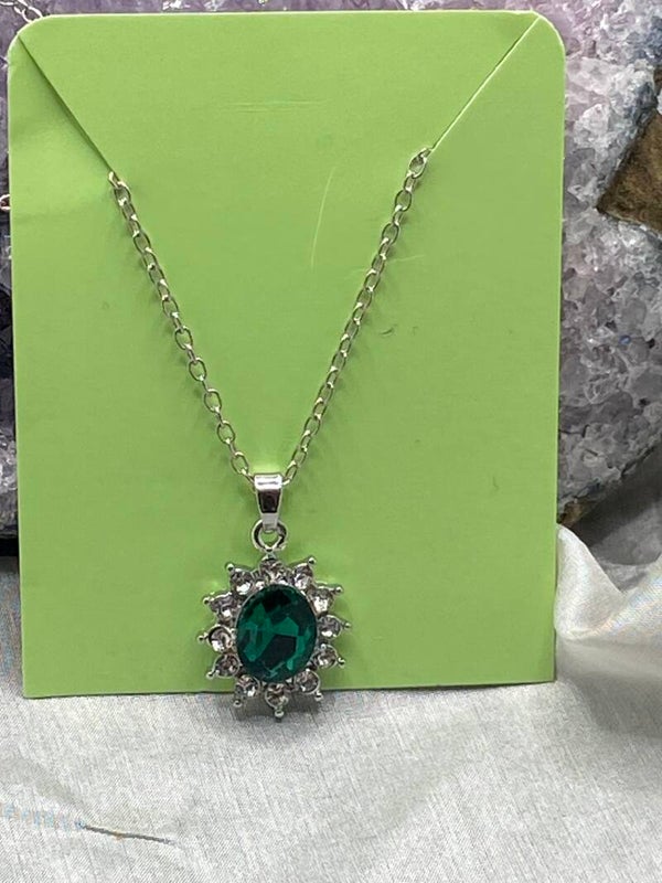 Collier ovale émeraude et zirconium