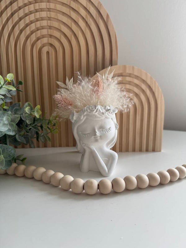 Blumenmädchen mit Trockenblumen