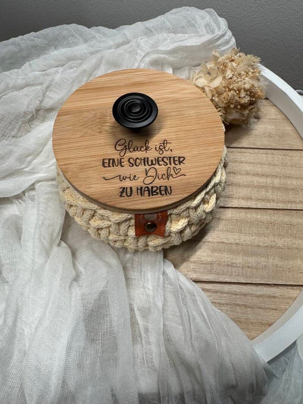 Häkelkorb mit Bambusdeckel "Glück ist eine Schwester...."