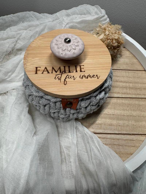 Häckelkorb mit Bambusdeckel "Familie ist für immer“