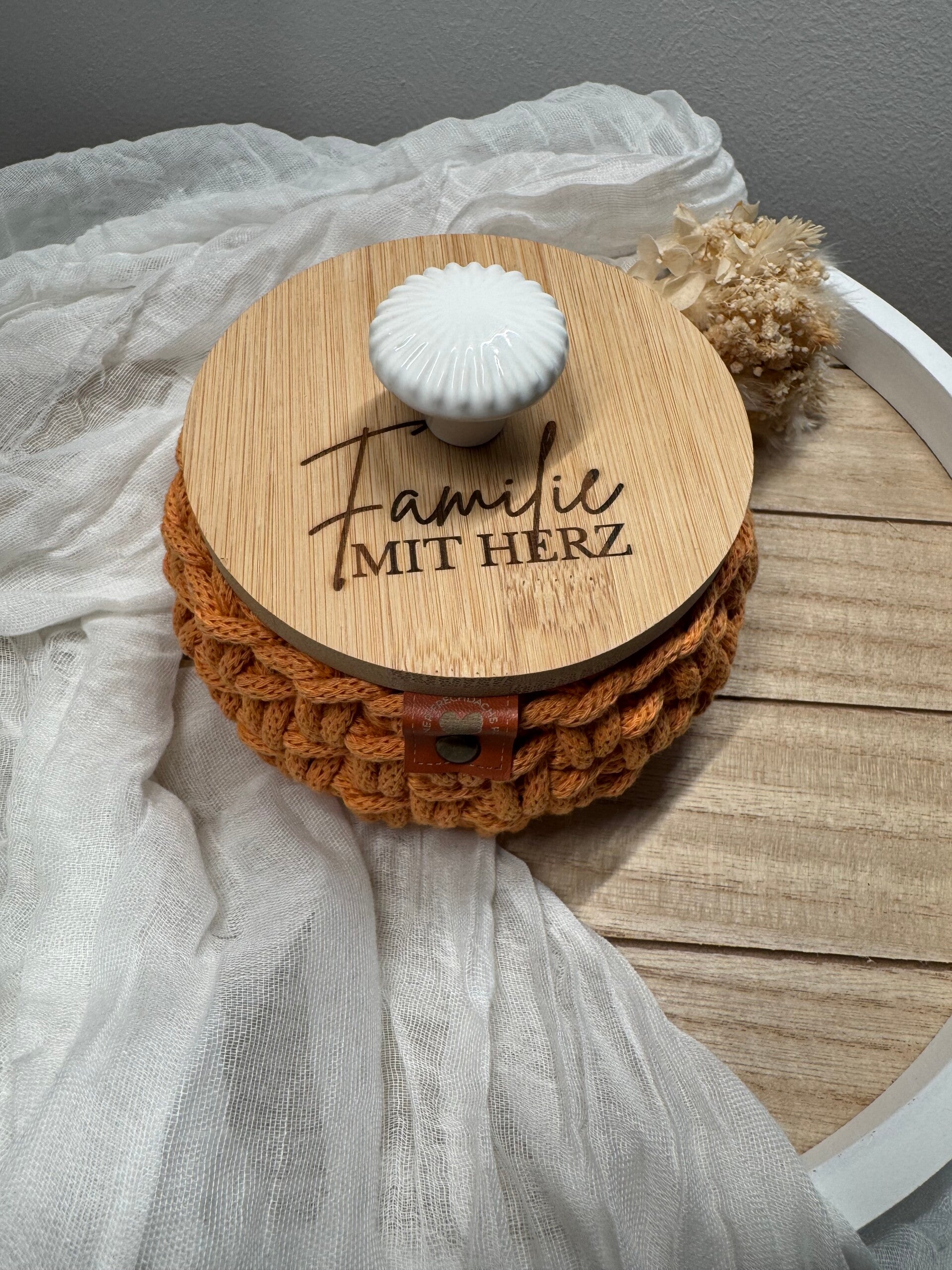 Häckelkorb mit Bambusdeckel "Familie mit Herz"