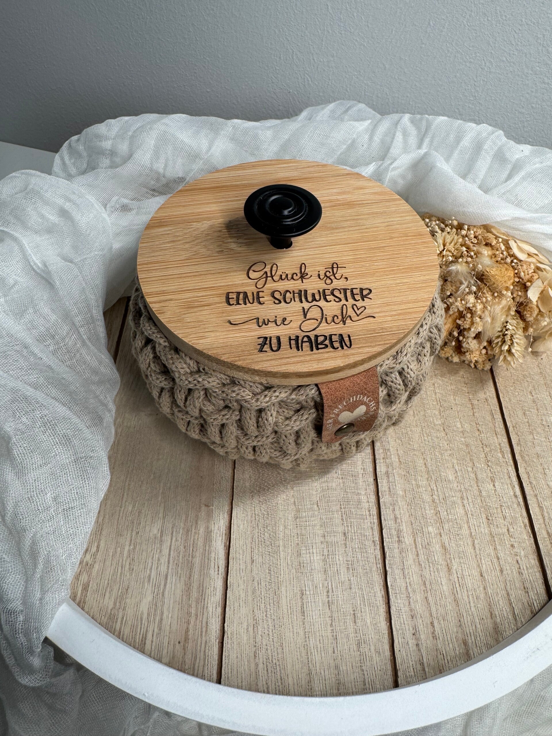 Häkelkorb mit Bambusdeckel "Glück ist eine Schwester...."