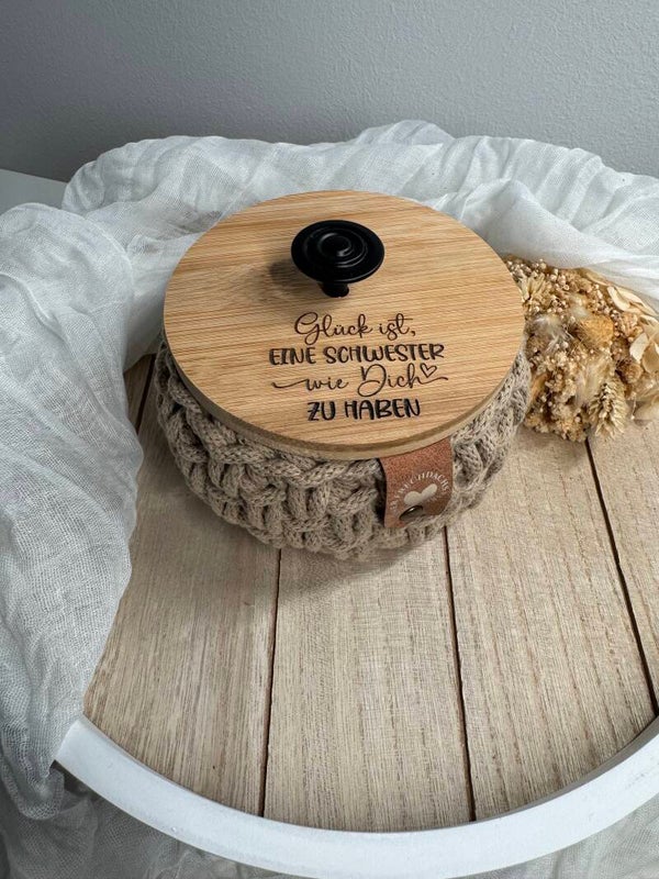 Häkelkorb mit Bambusdeckel "Glück ist eine Schwester...."