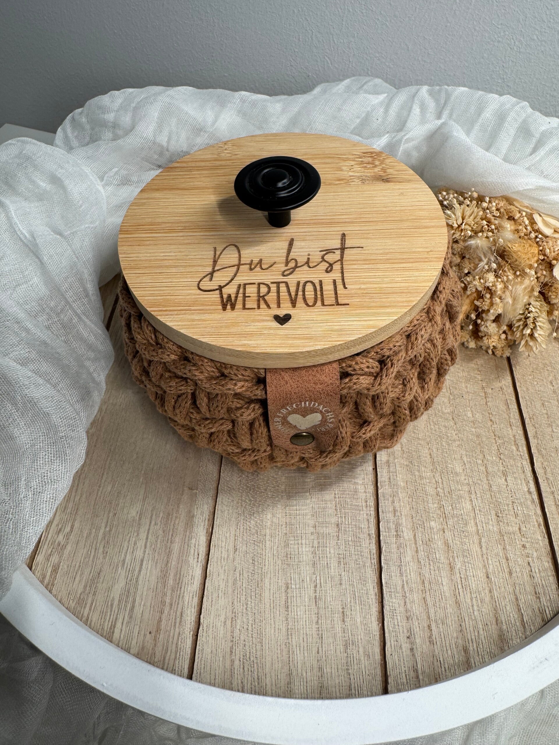 Häckelkorb mit Bambusdeckel "Du bist wertvoll"