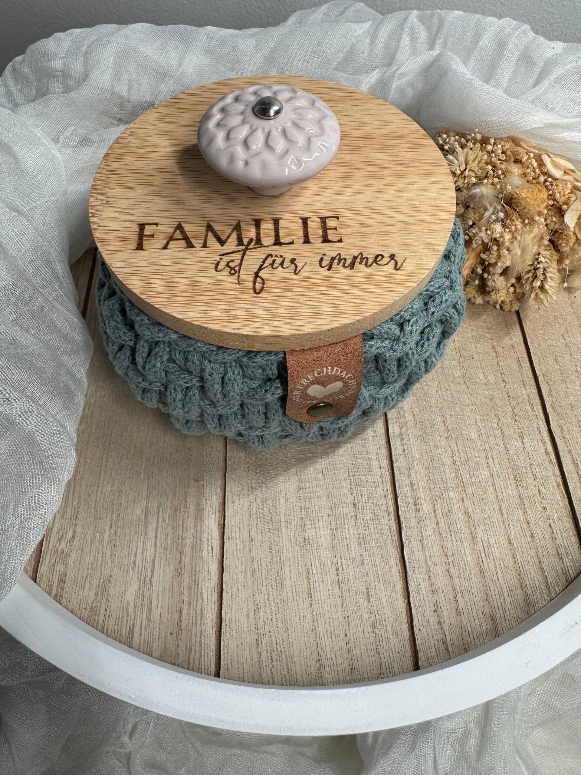 Häckelkorb mit Bambusdeckel "Familie ist für immer“