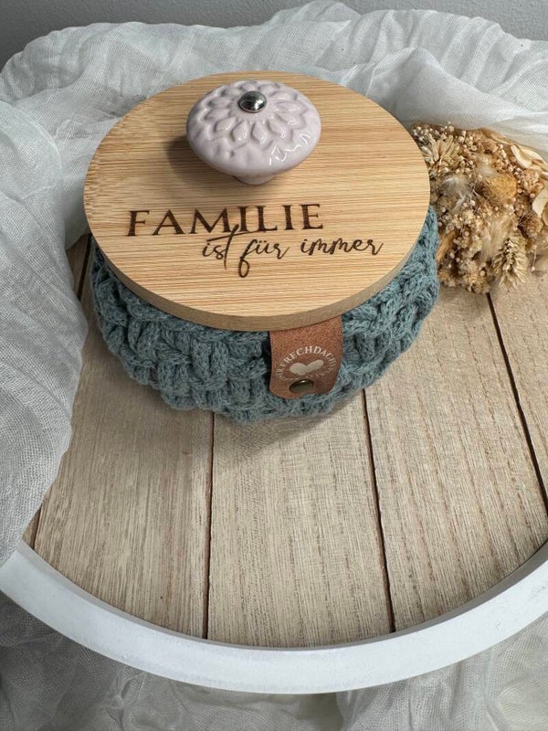 Häckelkorb mit Bambusdeckel "Familie ist für immer“