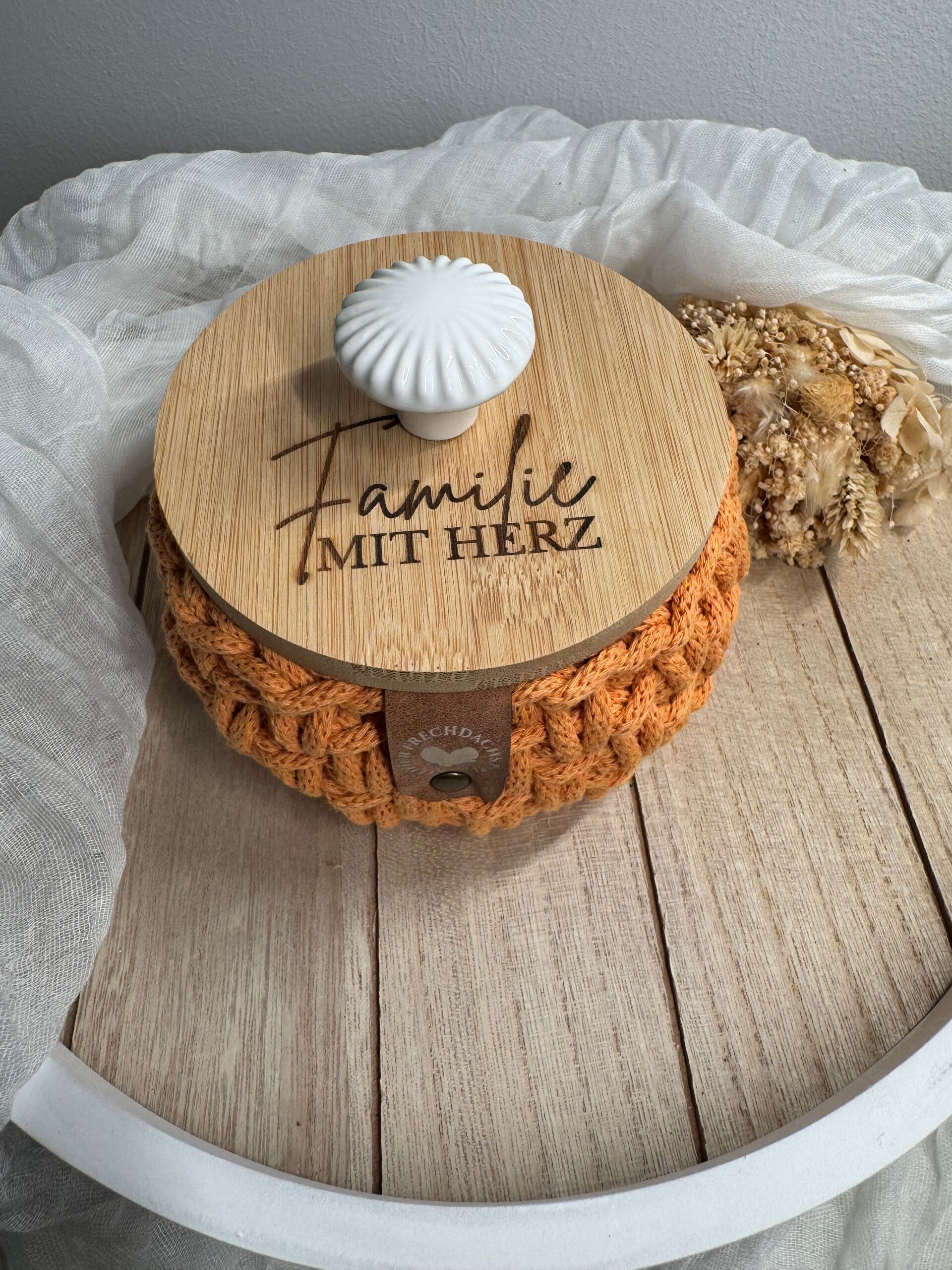 Häckelkorb mit Bambusdeckel "Familie mit Herz"