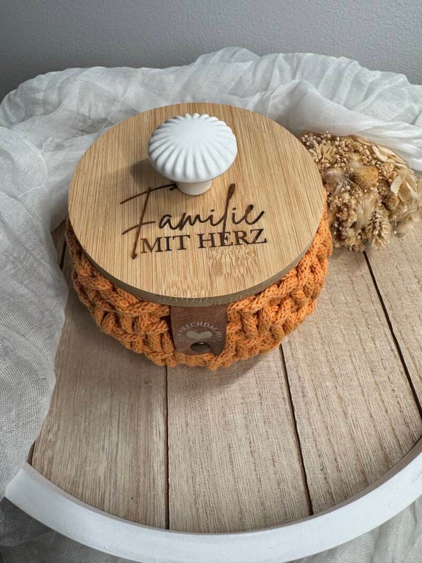 Häckelkorb mit Bambusdeckel "Familie mit Herz"