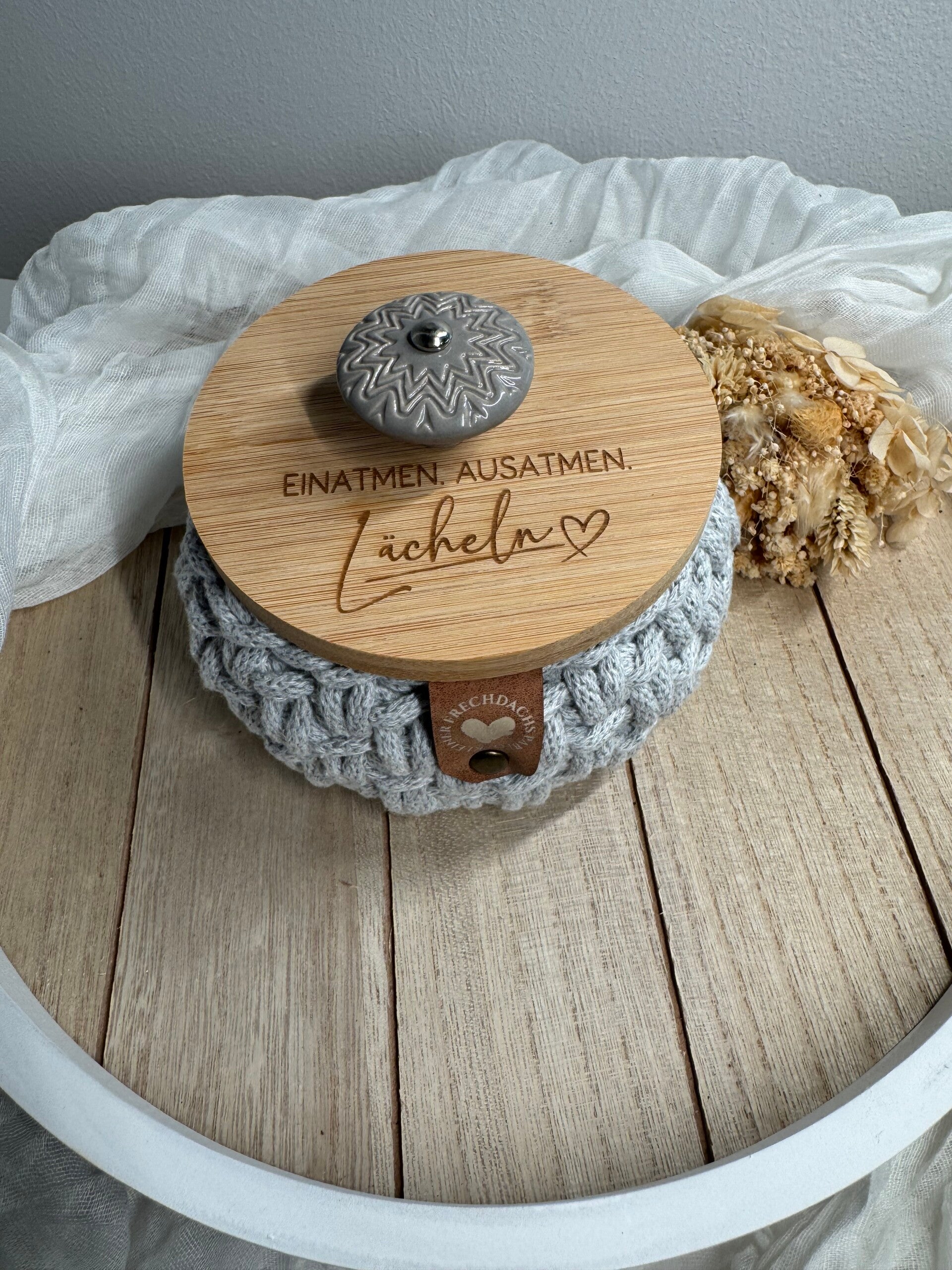 Häckelkorb mit Bambusdeckel "Einatmen, Ausatmen, Lächeln"