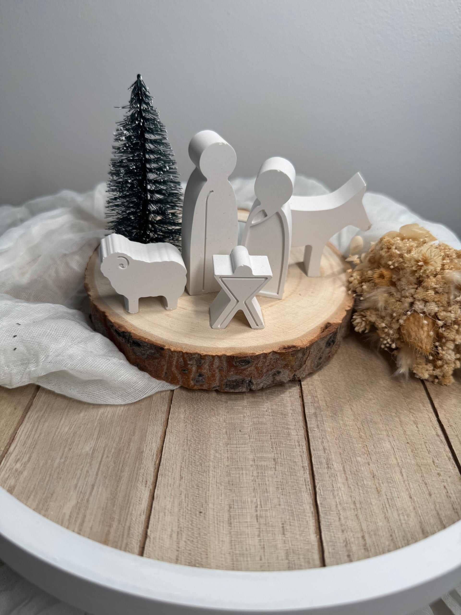 Weihnachtskrippe auf Baumstammscheibe klein