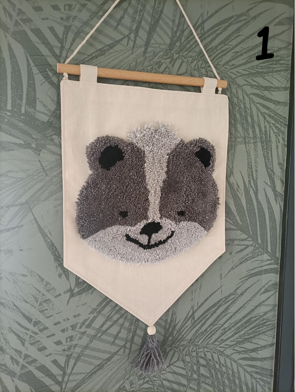 WANDKLEDEN MET GETUFTE DIERENKOP