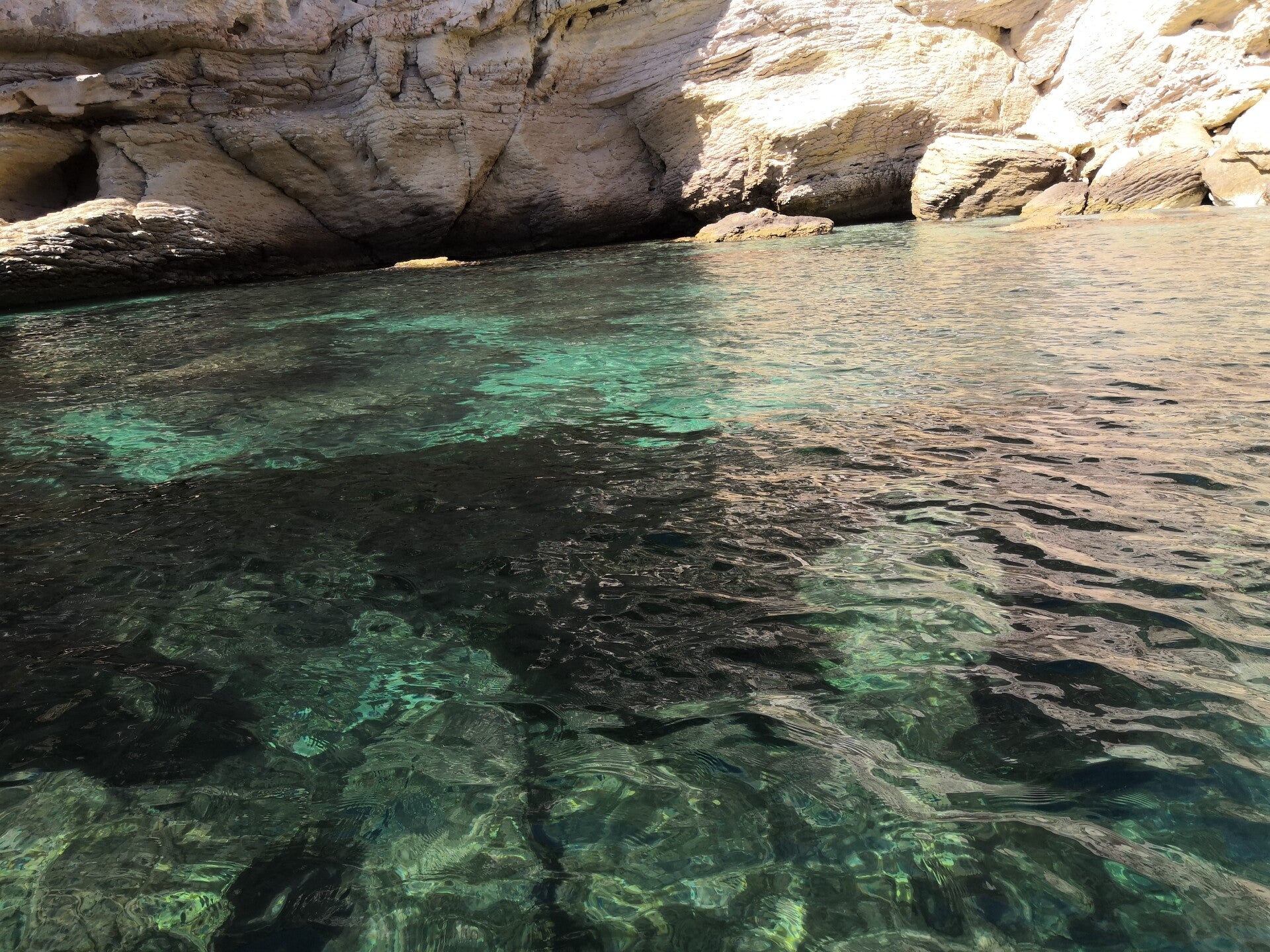 Eaux turquoise cristallines au pied des falaises lors d’une excursion en bateau à Cagliari, en Sardaigne