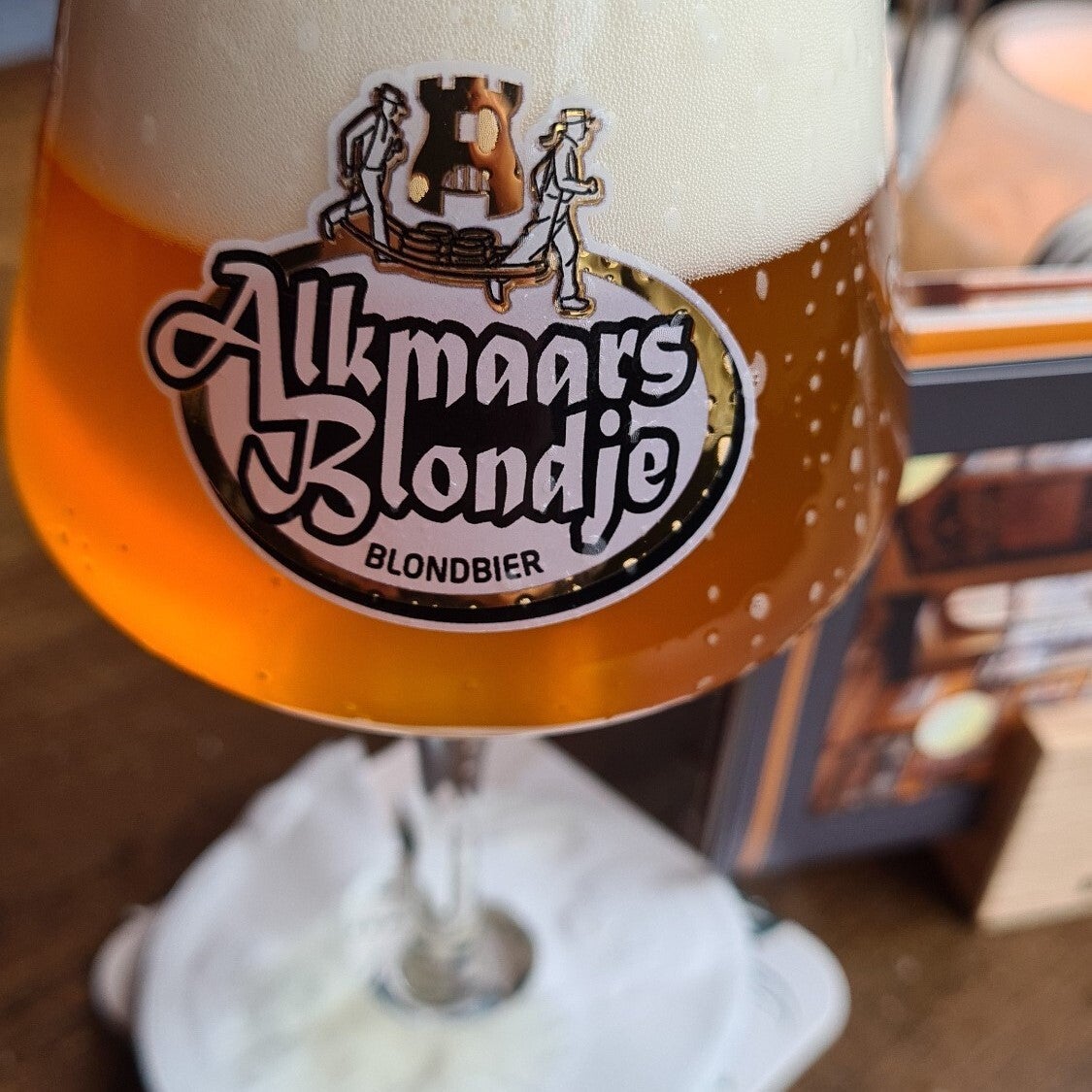 Alkmaars blondje in het glas op tafel