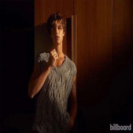 shawn-mendes35-standard.webp