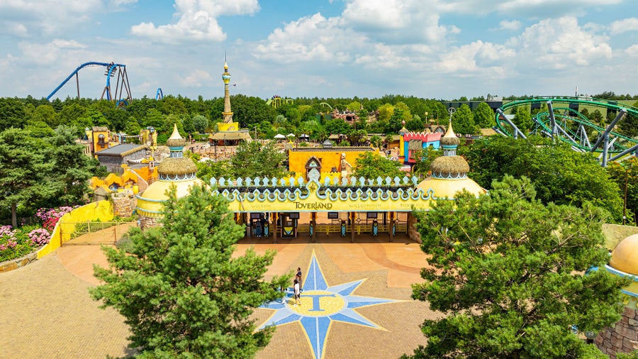 Attractiepark Toverland behaalt voor derde jaar op rij bezoekersrecord Attractiepark Toverland behaalt voor derde jaar op rij bezoekersrecord