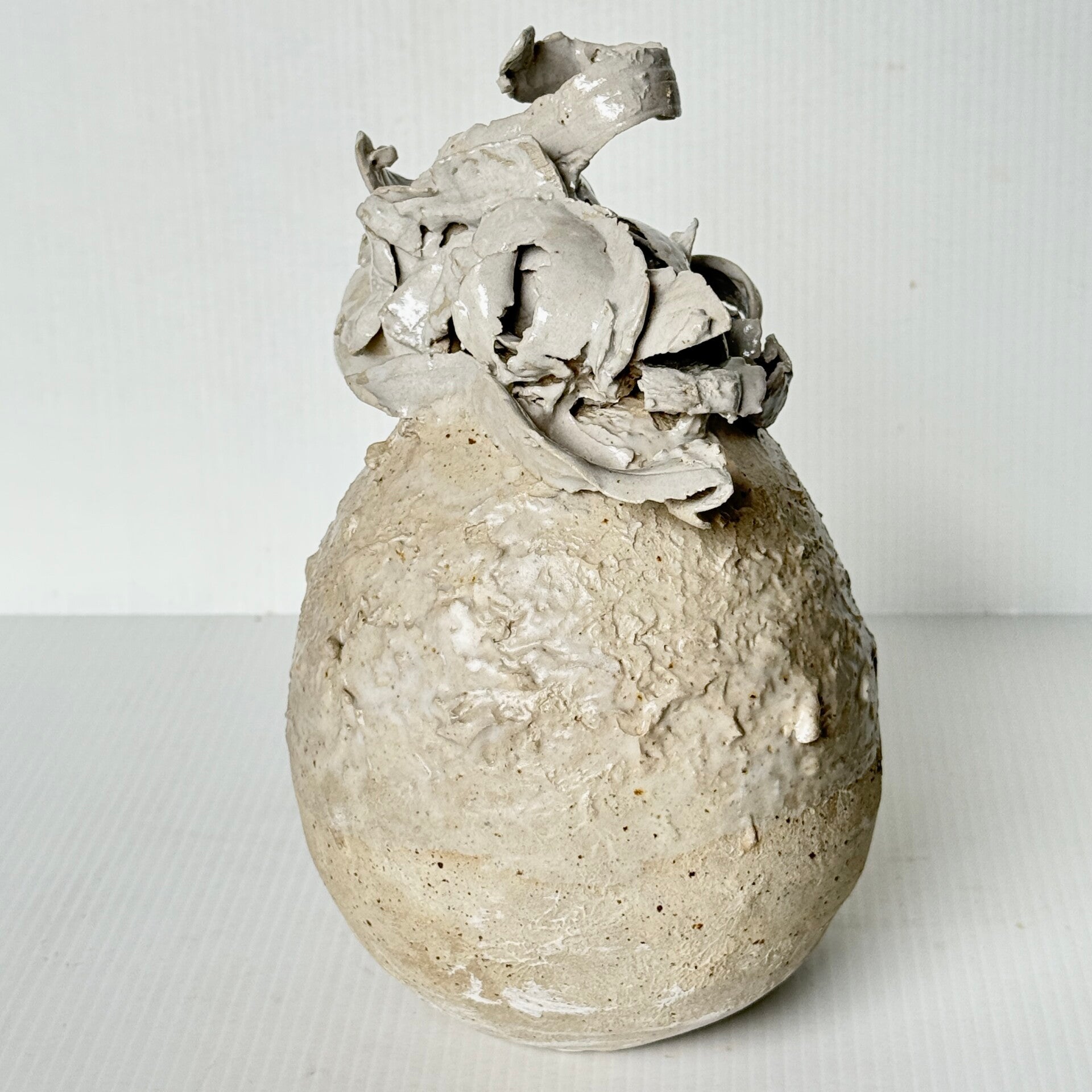 OBJECT | glanzende krul op rauwe steen