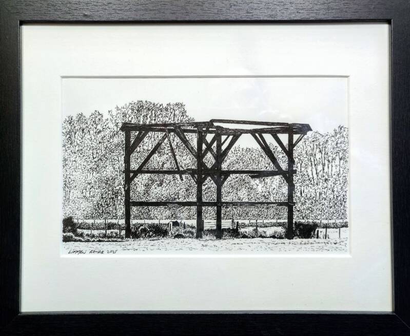 Pentekening van het opvallende skelet van een stolpboerderij vlakbij de Kennemerstraatweg (Lagelaan) tussen Heiloo en Limmen 26x16cm. 2021