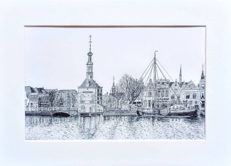 Tekening gezicht op binnenstad van Alkmaar (waar ik ben opgegroeid) vanaf het Schermereiland. Van links naar rechts: Willemsbrug, Accijnstoren, Vigilantie, Kapelkerk, tjalk de Mercurius uit Harlingen, Sint Laurentiuskerk, Waagtoren. 2021 27,5x17cm. 