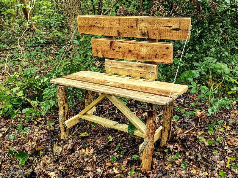 Houten bankje 82cm breed, 78cm hoog, 40cm diep 52.616368, 4.720928 Heilooërbos geplaatst op 12 september 2023. Gemaakt van planken uit afvalcontainers, de poten zijn van een grote tak van de plek waar ik het bankje heb geplaatst.