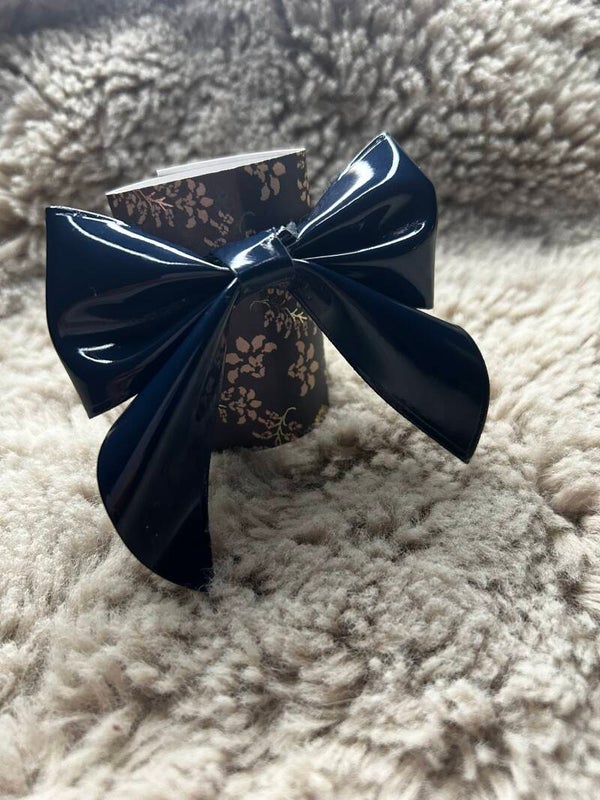 blauwe strik op elastiek