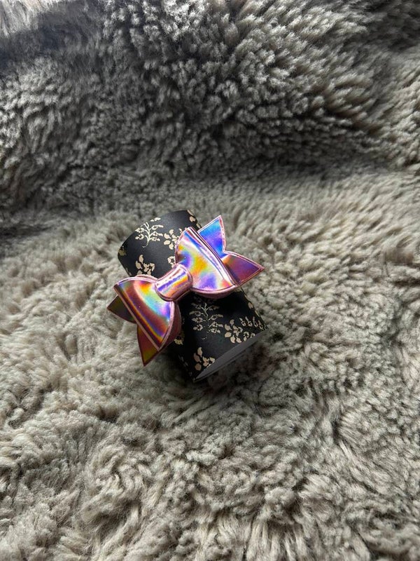 Roze metallic strik op elastiek