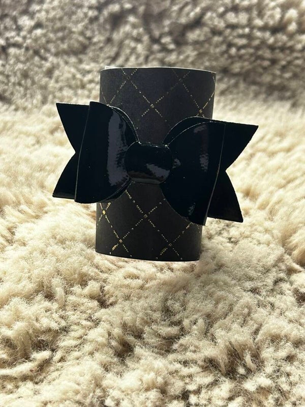 Zwarte glans strik op elastiek