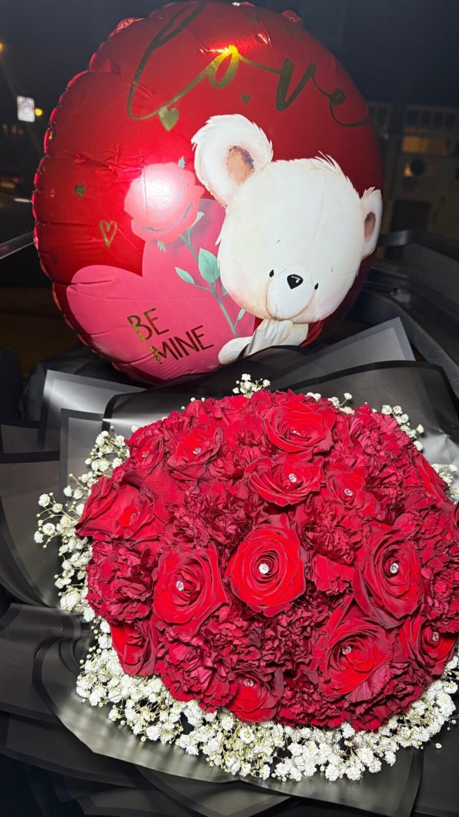 Lux Red Roses and Carnations (with balloon)