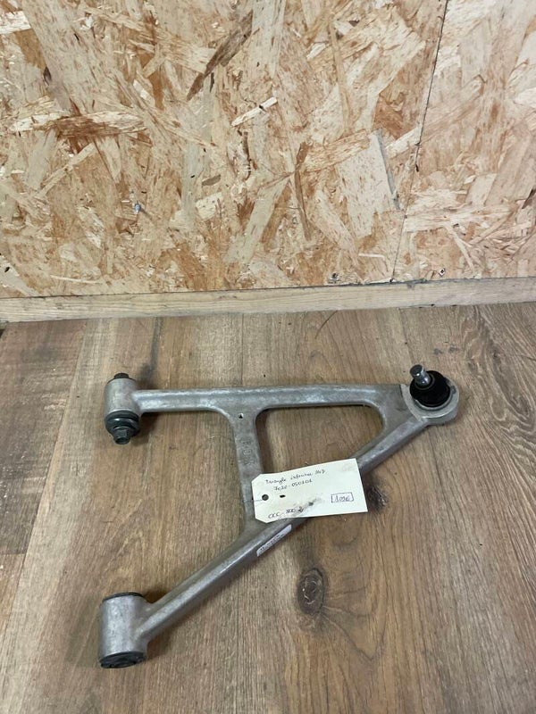 Triangle inférieur avant droit