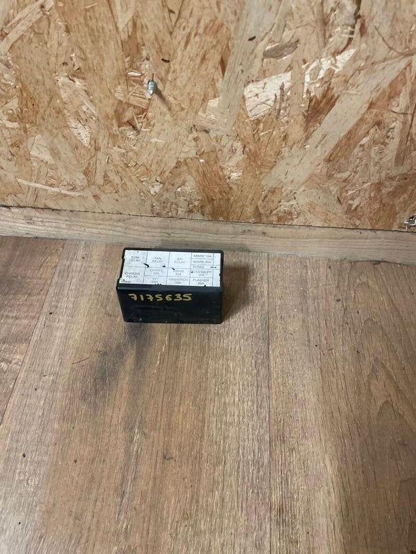 Boîte à fusible - 7175635