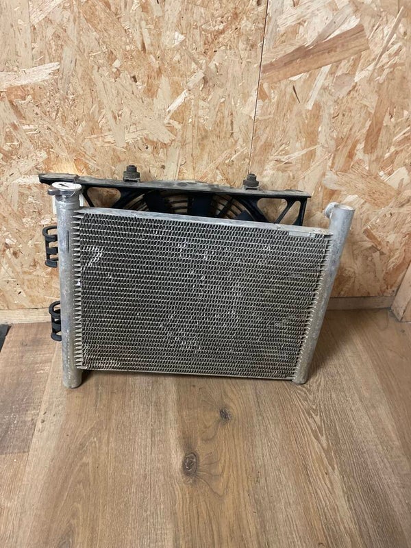 Radiateur complet / Déflecteur / Ventilateur - 12404040 + 2411578 et Bocal de liquide de refroidissement - 1240406