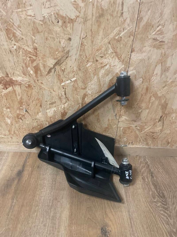 Triangle inférieur avant droit