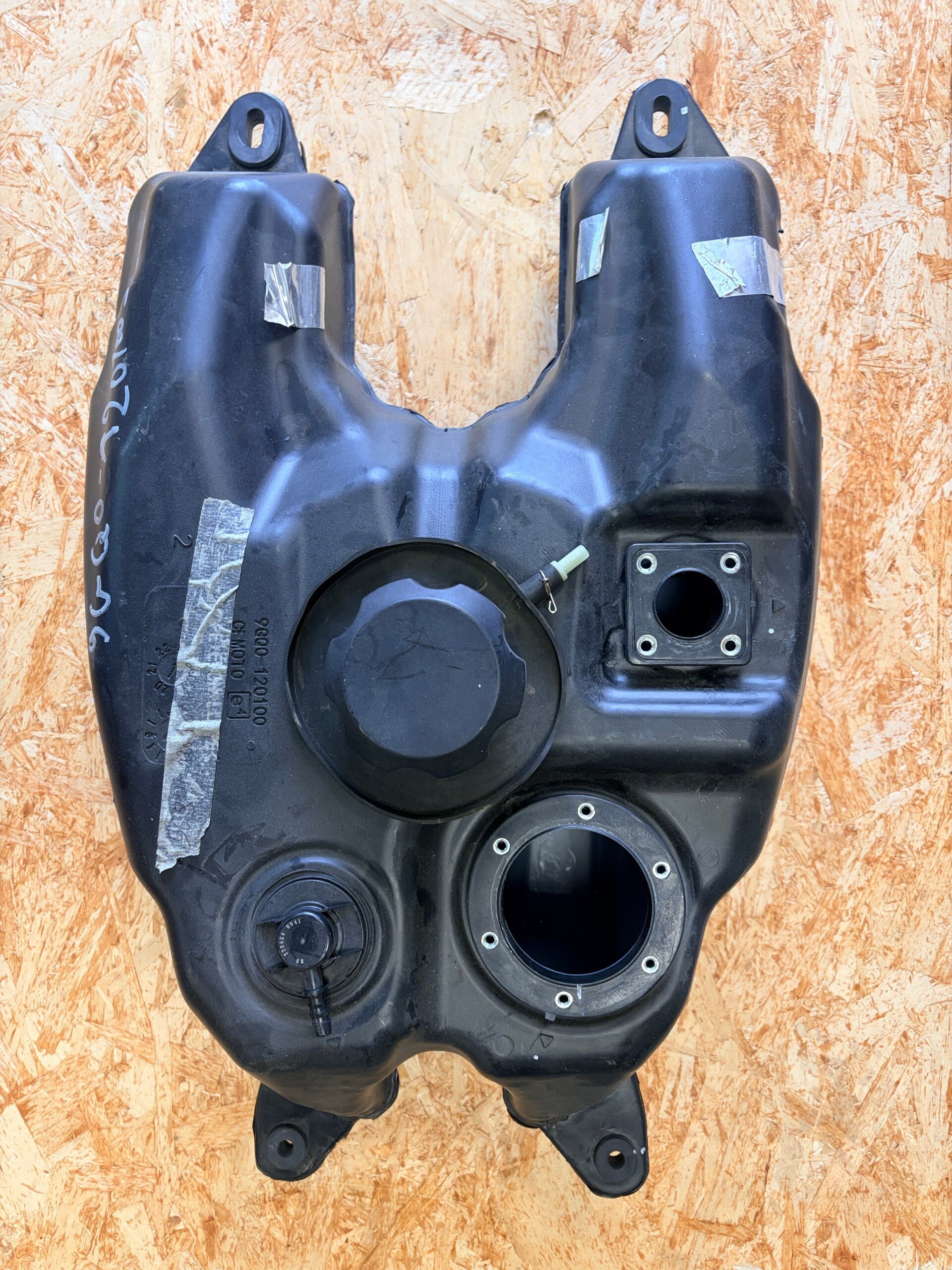 Réservoir de carburant en plastique