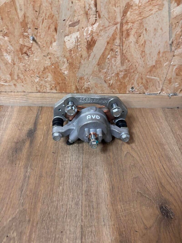 Etrier de frein + plaquettes avant droit