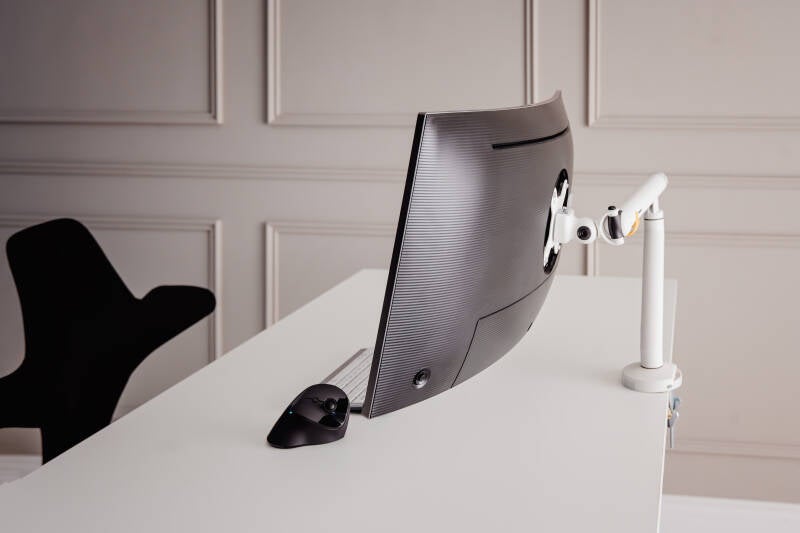 alt="Poste de travail ergonomique bien organisé avec accessoires pour réduire les mouvements répétitifs"